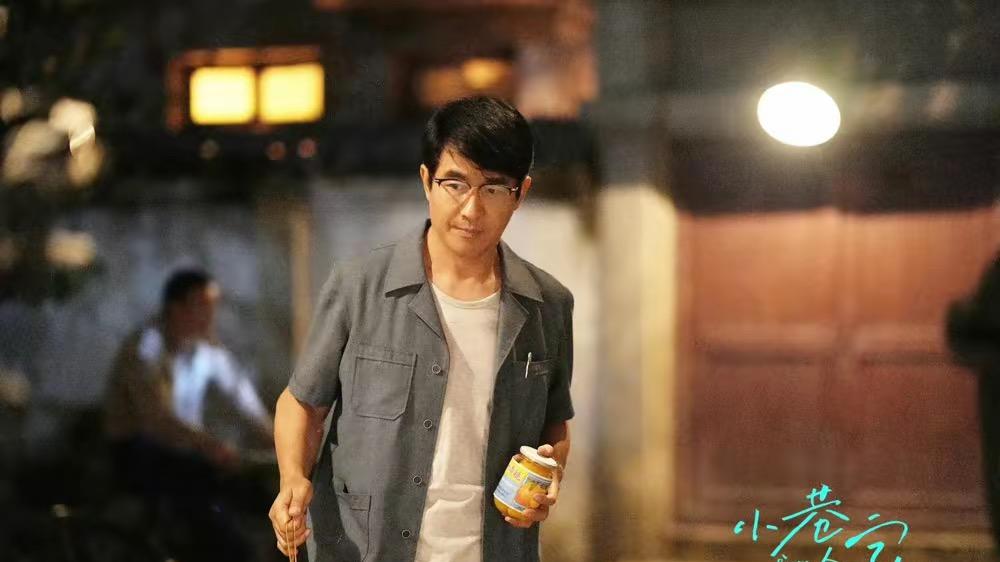 关晓彤机场偶遇郭晓东，脱口就喊庄老师，郭晓东反应笑翻全场