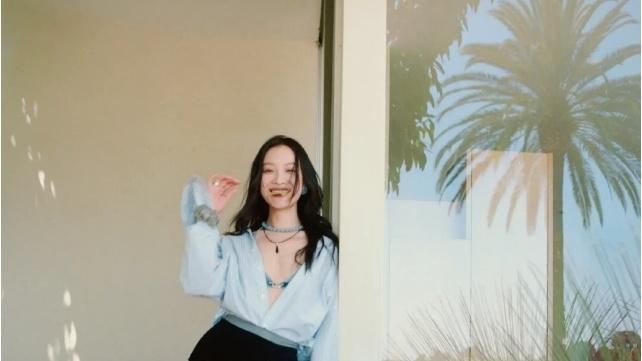 倪妮再一次放飞天性、灰色丝袜搭配超短裤尽显制服风采！