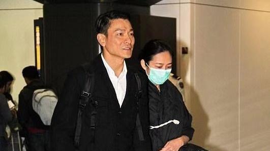 63岁刘德华否认喜得二胎！用40字回应传闻，简洁清楚信息量很大