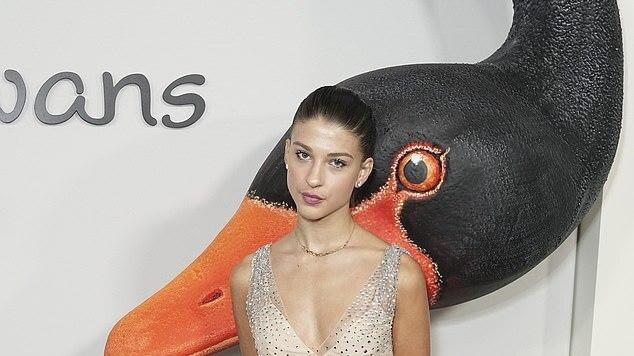 比尔·盖茨21岁女儿走红毯，“容貌气质都太普”，带了星三代男友