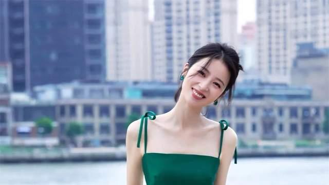 被称初恋女神，娱乐圈男神收割机，气质出众，30岁的她戏红人不红
