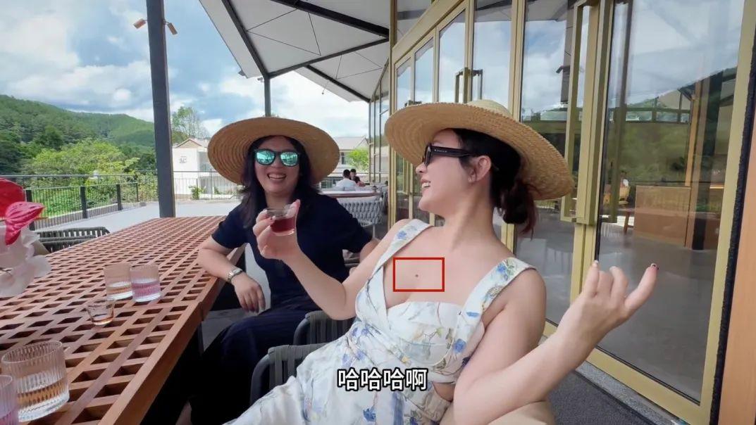 霍思燕大秀好身材，穿吊带，膀大腰圆，风韵犹存，老公一脸宠溺