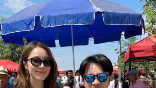 王祖蓝携娇妻现身新疆赶集！175cm娇妻瘦脱相，40岁仍打扮像少女