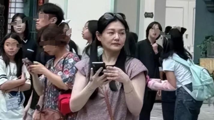 48岁大S真的老了！现身韩国街头似普通大婶，不化妆的女星输路人