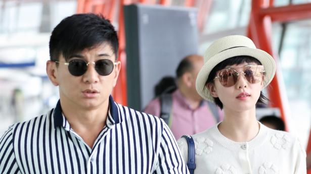 刘诗诗与大17岁的吴奇隆走机场，穿搭时髦显瘦，反衬男方略显微胖