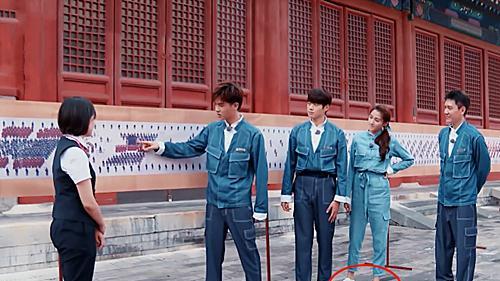 AJ已经烂大街了，关晓彤的“安踏鞋”成新潮流，学生党必备！