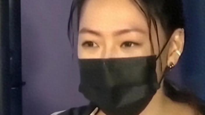 小S又在节目上爆料姐姐大S，称姐姐去韩国接姐夫，是一个人回来的