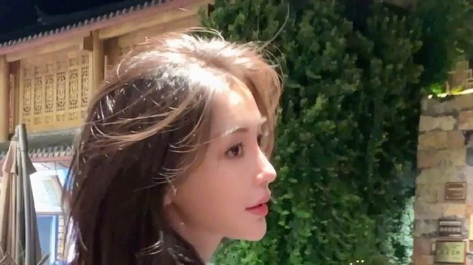 baby情人节晒美照，发量稀疏引人心疼，独坐街边显孤单