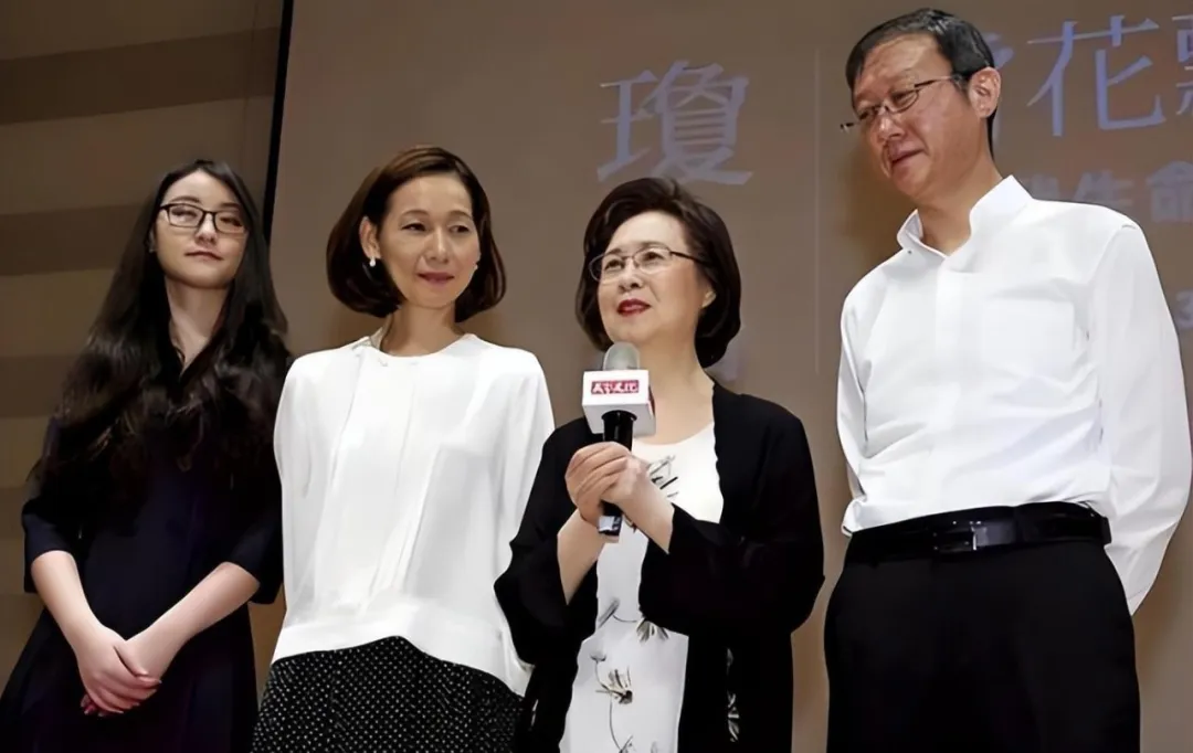 琼瑶俩孙女：一个32岁一个28岁，长发飘飘气质温婉，都是古典美人