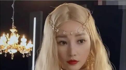 柳岩惊艳COS雅典娜，金发白裙引热议，网友争议不断