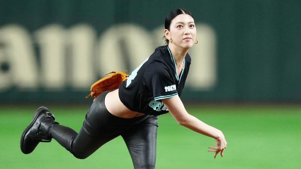 三吉彩花为棒球队开球！穿皮裤帅气亮相，秀极致身材，太飒了