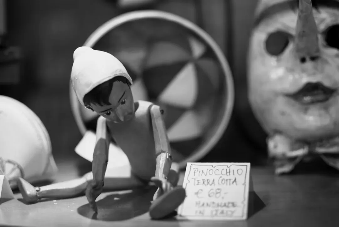 他们一遍又一遍欺骗，老百姓像呼吸空气般习惯被骗