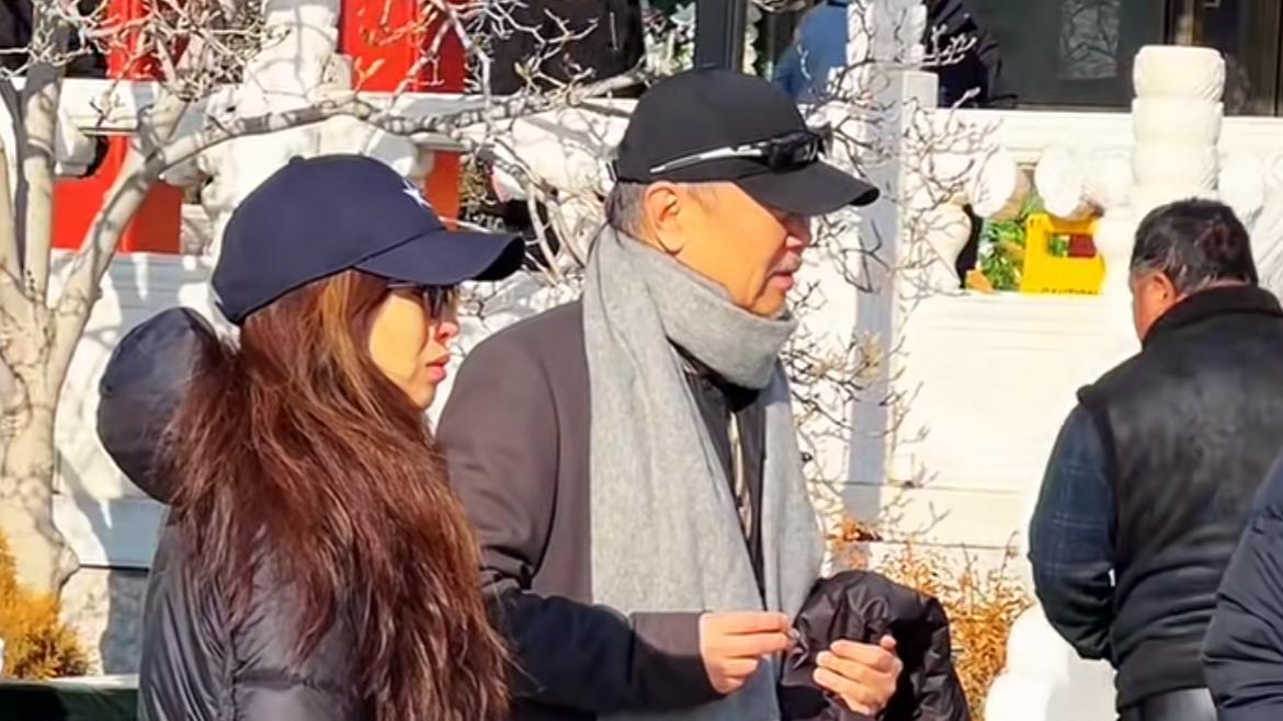 摇滚大咖齐聚刘元追悼会！崔健疑似携31岁女儿现身，个个烟不离手