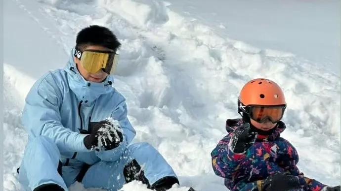 赌王三房圣诞聚会窦骁缺席，何超云男友陪伴，齐娇携两女出游