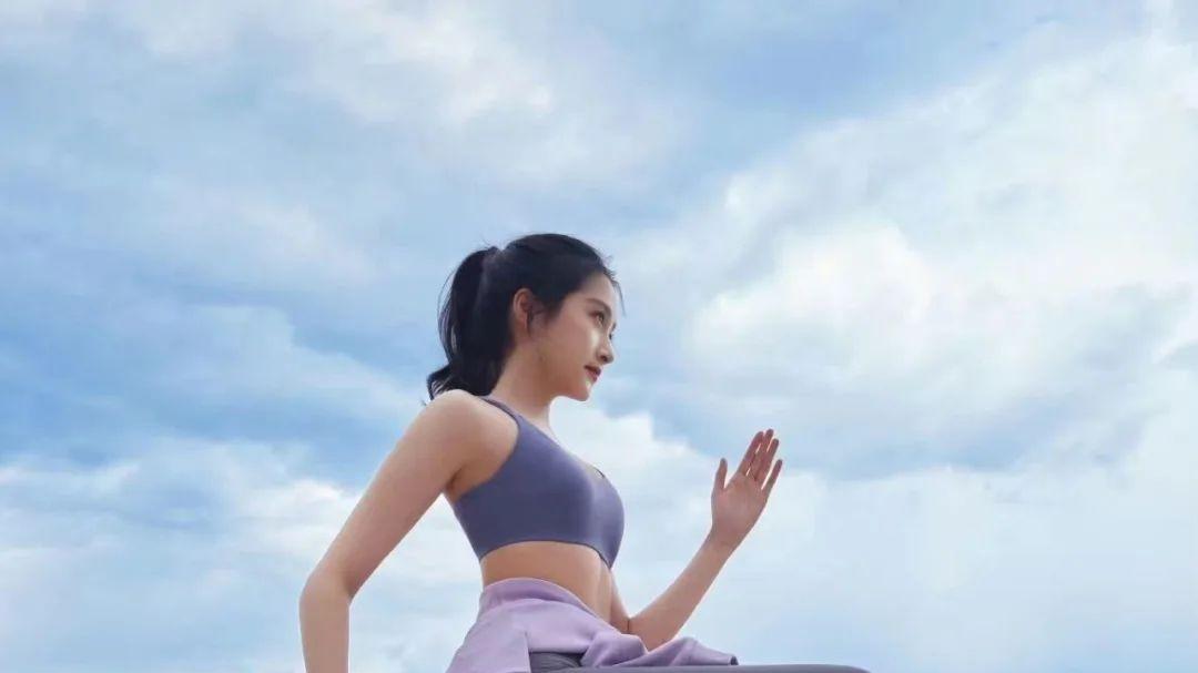 ?我家有女初长成！关晓彤穿瑜伽裤，紧致匀称