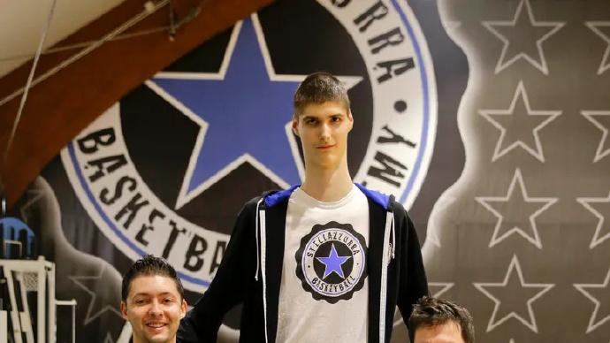 身高2米31的异形演员，可以说是全片最吓人的角色