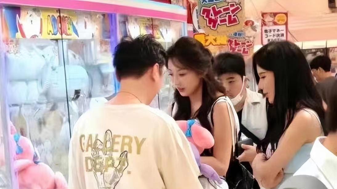 王思聪与懒懒疑似分手：携新女伴吃饭，懒懒发文评论区沦陷