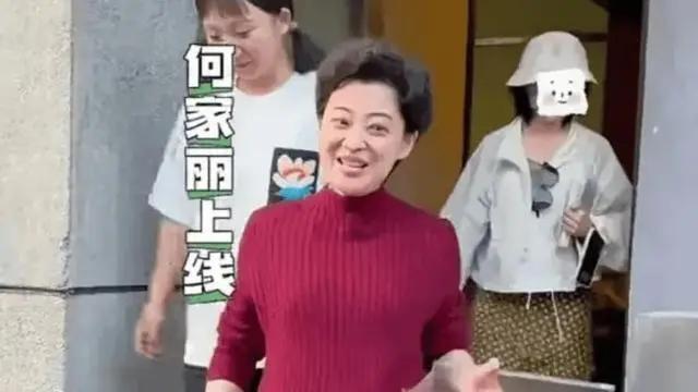 49岁梅婷生图流出，泡面头配大妈衫和妇女无异，好在越看越舒服