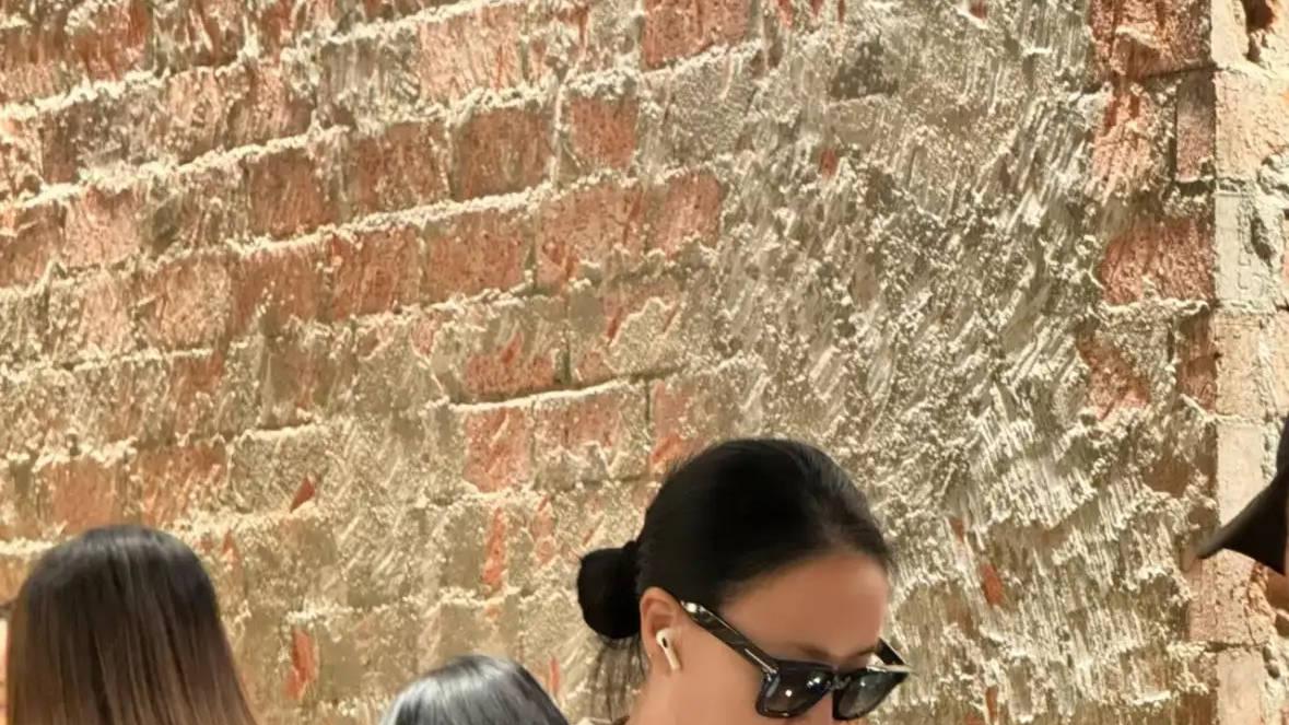 56岁那英被曝香港街头嗦粉！墨镜遮不住的光芒，彻底告别刀郎阴影