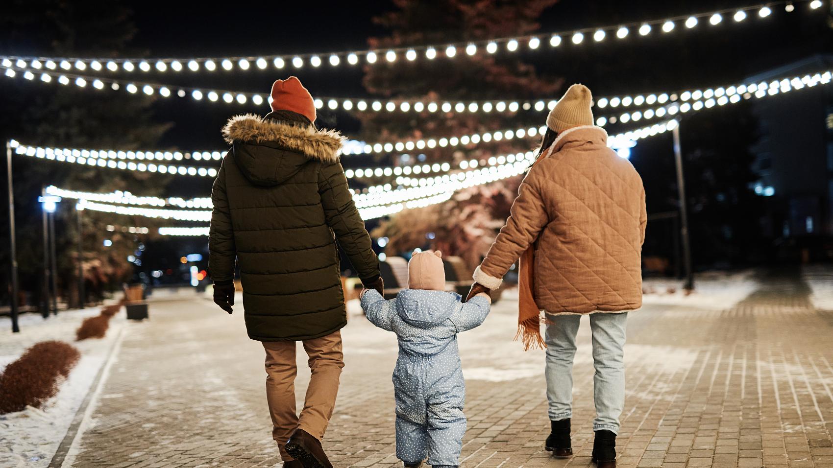 康辉哽咽，撒贝宁落泪，朱迅痛哭：人这一生，只欠父母。