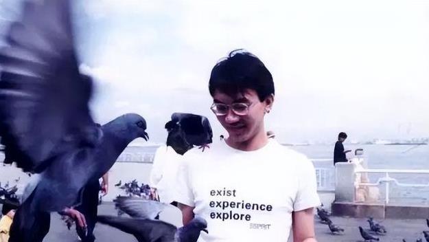 他曾是央视主播，却因一失足入狱3个月，如今53岁成了人生赢家