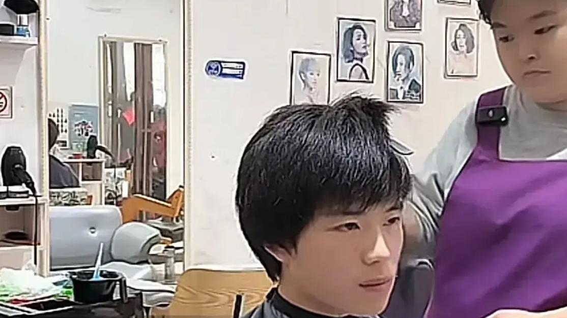 太辛苦！晓华累趴在座椅上，神情涣散，几十万人，狂刷礼物安慰她