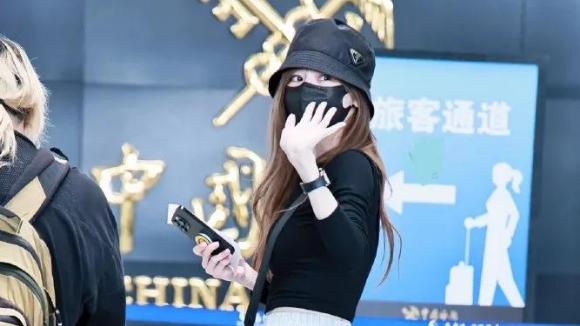 王心凌机场私服亮相，158cm身高却有175cm的气场，42岁依旧青春