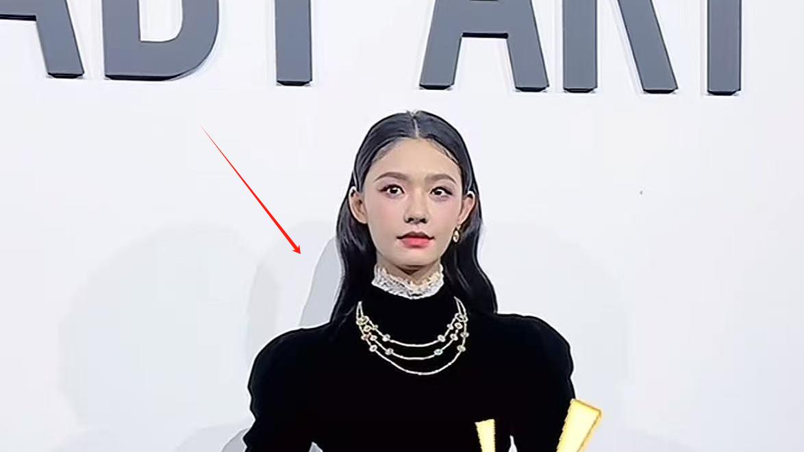 迪奥活动生图来袭：王子文僵硬，张艺凡显老，46岁冯绍峰扛住了