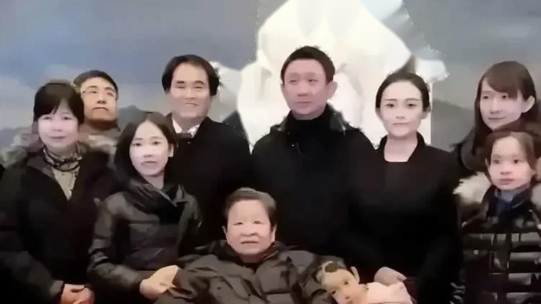 毛主席小女儿李讷一家的合影，儿媳妇贼漂亮，小孙女和她很亲