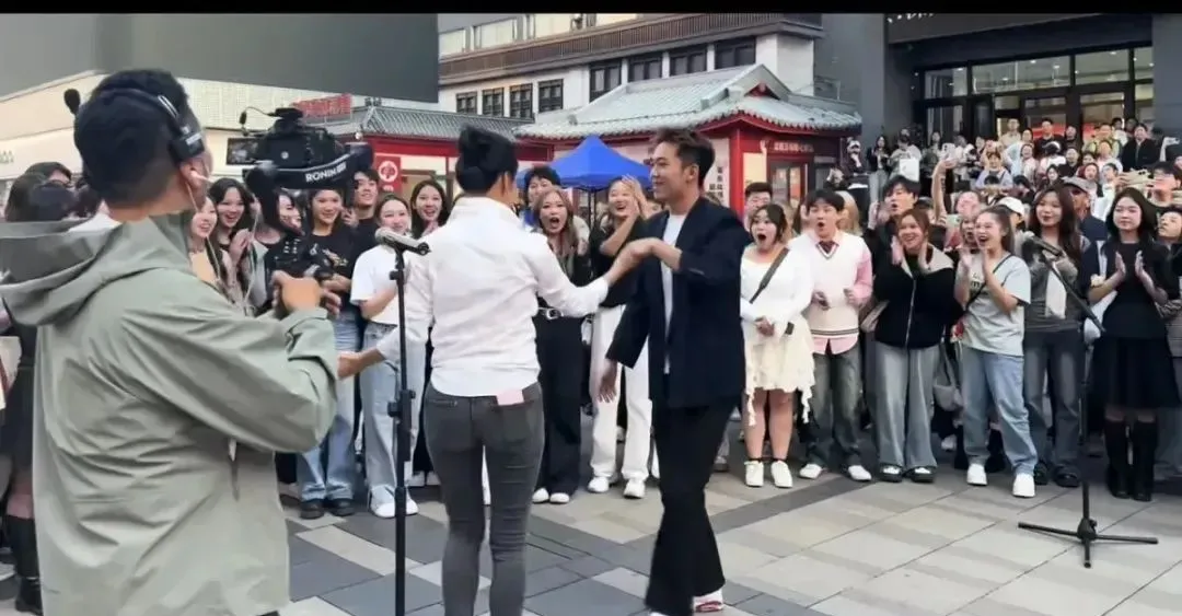 李梓萌国庆沈阳音乐学院与帅哥共舞，穿修身牛仔裤个子好高仍单身