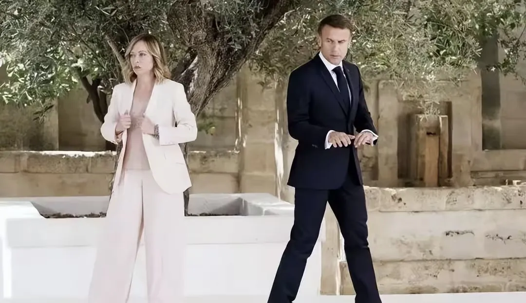 马克龙又想和意大利女总理炒CP？梅洛尼的眼神，感觉能把他烧成灰