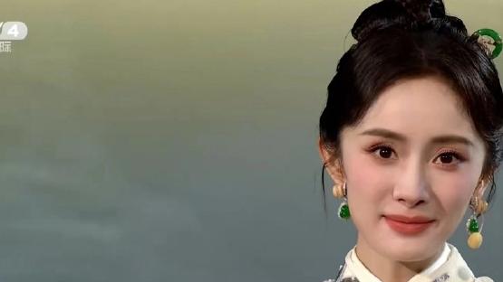 娜扎穿西装开会怼脸照火了，硬扛央视镜头，还有哪些明星能扛住？