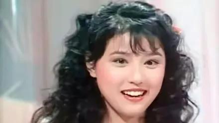 周海媚算不算顶级大美人？看看她和陈红、周慧敏合照就有答案了