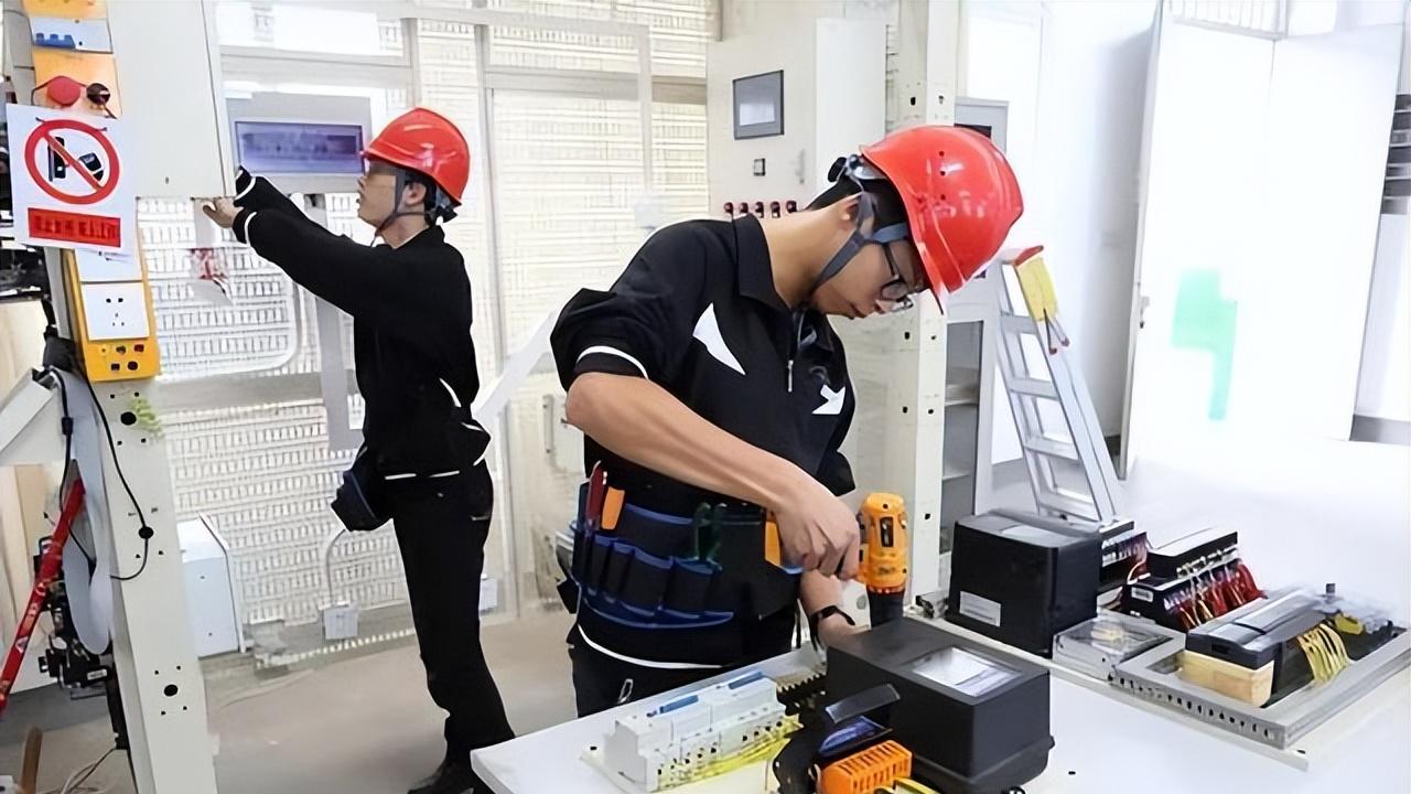 “热门专业”风向有变？男生简历刚发被大厂疯抢，张雪峰诚不欺我