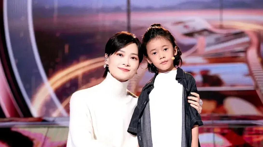 央视秋晚这一夜！刘涛珠圆玉润，唐嫣美翻了，却被李宇春硬控