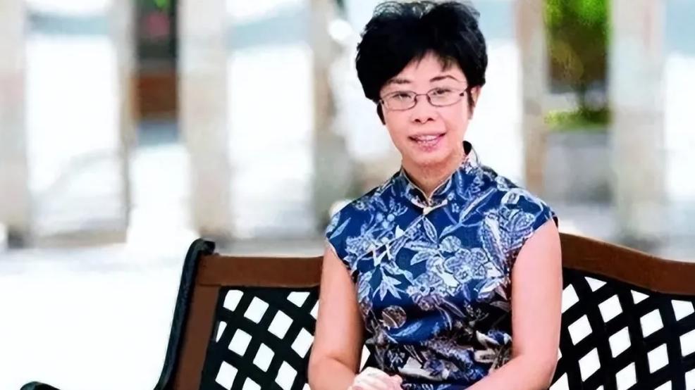 蒙曼这辈子是嫁不出去了！硬伤有两个，一个是岁数；另一个是长相