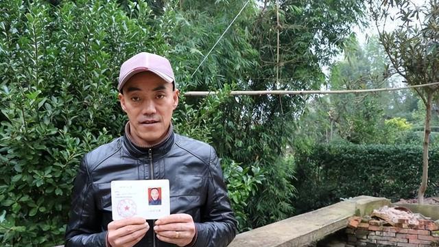 “光头强”人气散尽，豪车卖掉跑摩的，娇妻也不告而别