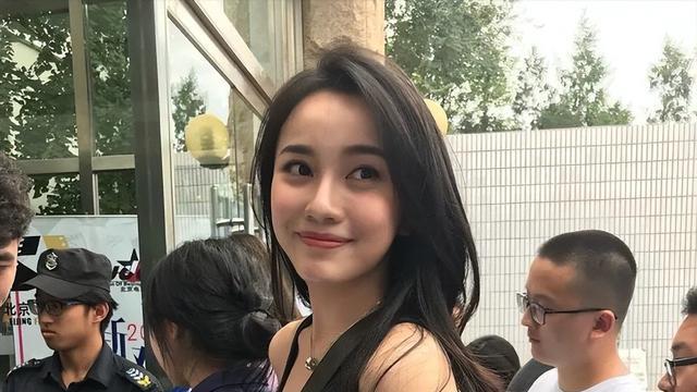 又一“谋女郎”上线！再次向大家证明了，74岁张艺谋的顶级审美