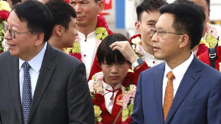 全红婵开启社牛模式！晚宴现场与霍启刚热聊，后者弯腰照顾小红