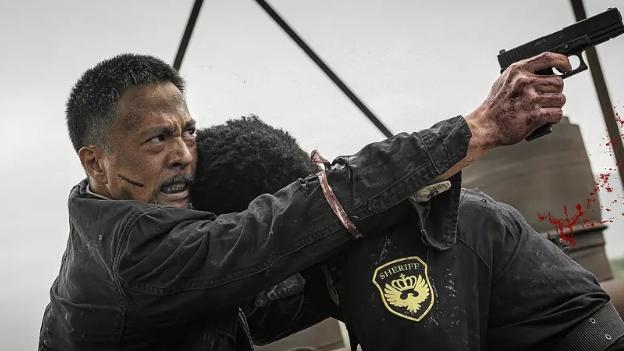 安志杰模仿吴京，主演翻版《战狼2》，两天票房只有300多万