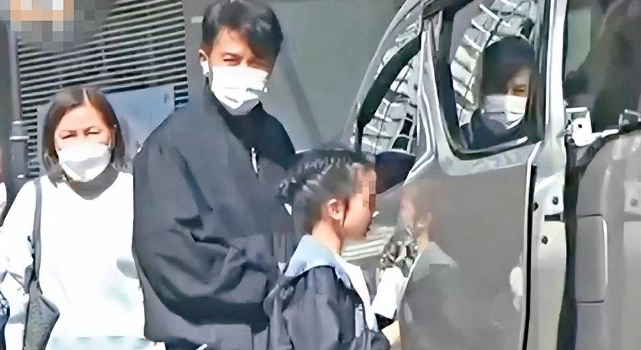 刘恺威接 10 岁女儿放学，小糯米正面曝光引关注