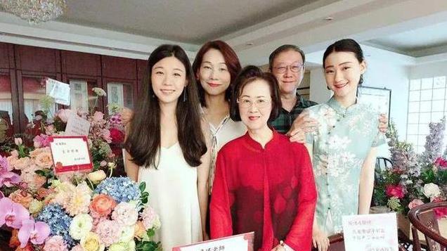 琼瑶去世细节曝光！前一天特意跟儿子儿媳吃饭，躺沙发上安然离开