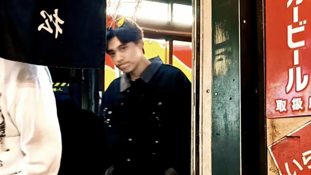 37岁李易峰北京看话剧被偶遇，穿黑皮衣颜值重回巅峰，复出之路指日可待