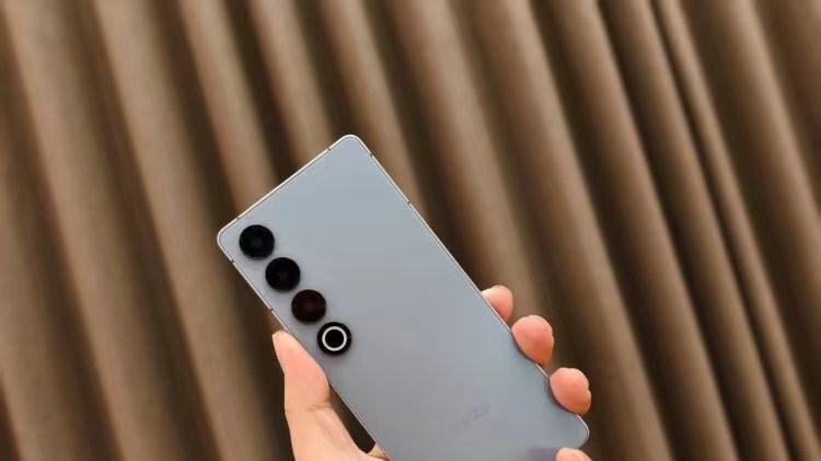 黄章果断“发飙”，AI手机突降1840元，骁龙8Gen3+2K屏+8K视频