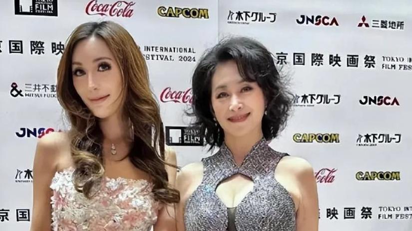 东京这一天，62岁何超琼用珠圆玉润的身材，给白幼瘦女星上了一课