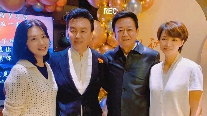 |央视春晚四大主持聚会！周涛调皮，朱军显沧桑，董卿留短发仍美丽