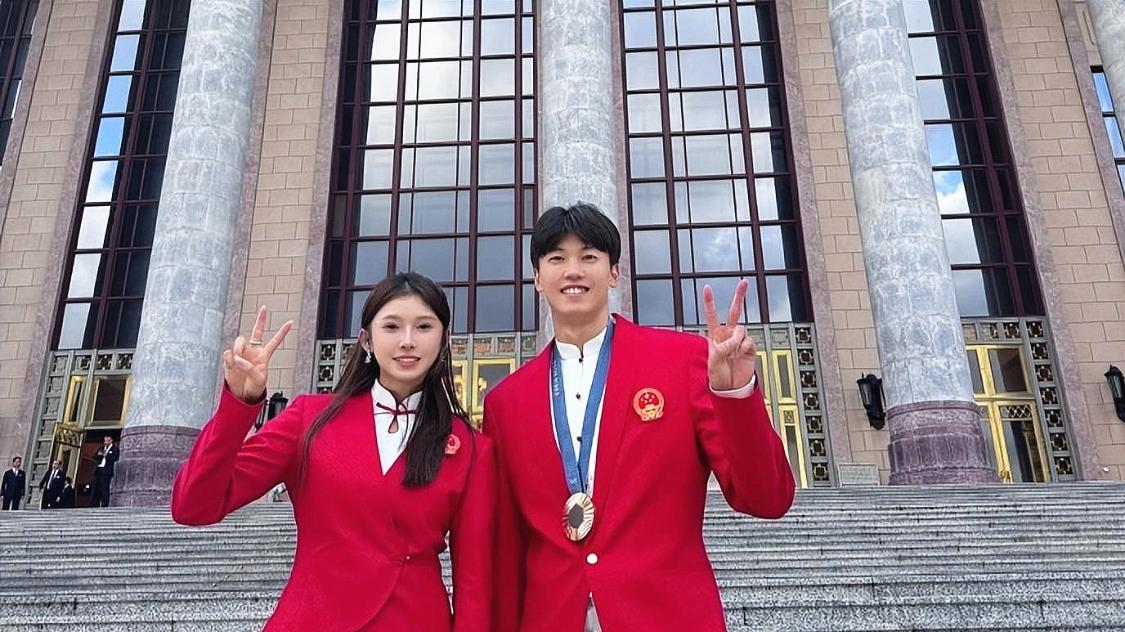 吴艳妮化妆参会惹争议！跟多位冠军合影，孙颖莎可爱，王楚钦淡定