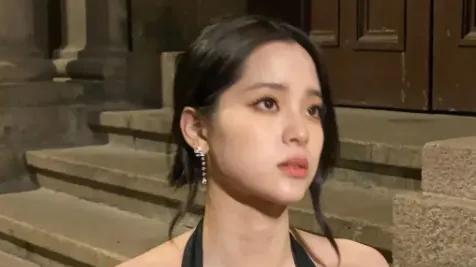 欧阳娜娜发育太猛，吊带裙穿出“壮”丽身姿，宛如杨贵妃再现