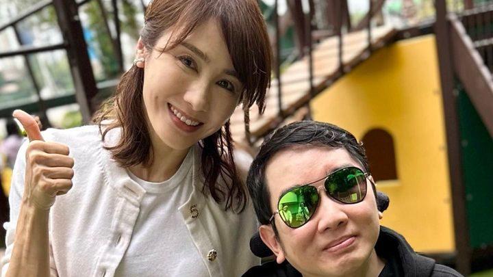 黎姿和49岁残疾弟弟露面：瘫痪17年花费数千万，穿粉色衣服状态好