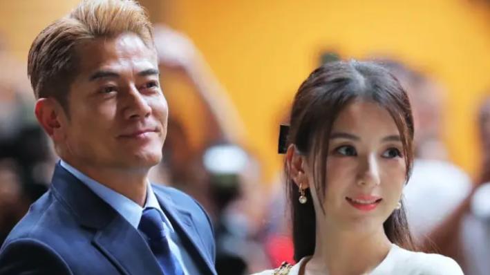 阳台怒斥老婆事件后，方媛带女儿赴老公演唱会力挺，郭富城献吻